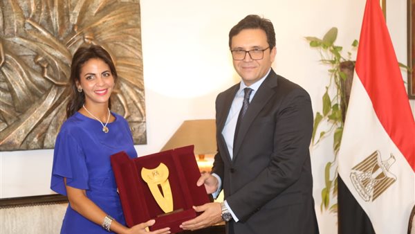 الوزير يكرم السبرانو