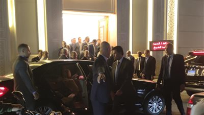 وزير الشباب والرياضة ونائب محافظ البنك المركزي يؤديان واجب العزاء في والدة رئيس البورصة