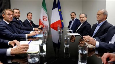 بين التحذير والطلب.. ماكرون يجتمع بنظيره الإيراني ويدعوه لاستخدام نفوذ طهران للتهدئة بالشرق الأوسط