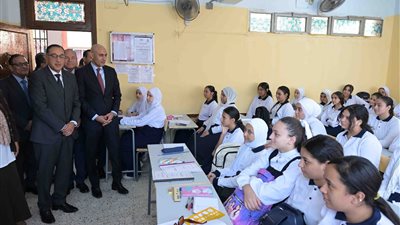 رئيس الوزراء يتفقد عددا من المدارس بمدينة السلام ويجري حوارا مع الطالبات حول المناهج الدراسية