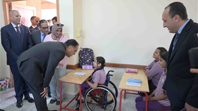 حاورها عن سير العملية التعليمية.. لفتة إنسانية لـ مدبولي مع طالبة من ذوي الهمم خلال زيارة مفاجئة للمدارس