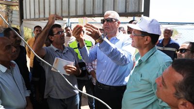 محافظ أسوان يفاجئ العاملين بمحطة مياه أبو الريش قبلي.. ويطمئن على منظومة التشغيل