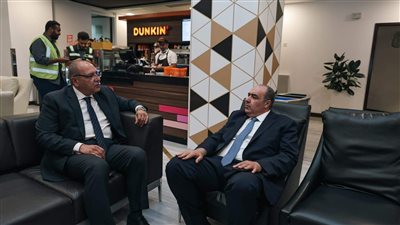 السفير المصري ونائب الرئيس التنفيذي لهيئة الترفيه السعودية يرحبان بالأهلي في مطار الرياض