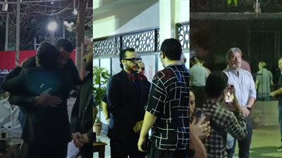 طاهر أبو ليلة والإعلامي ممدوح شاهين أبرز الحضور في عزاء شقيق المطرب إيساف | صور