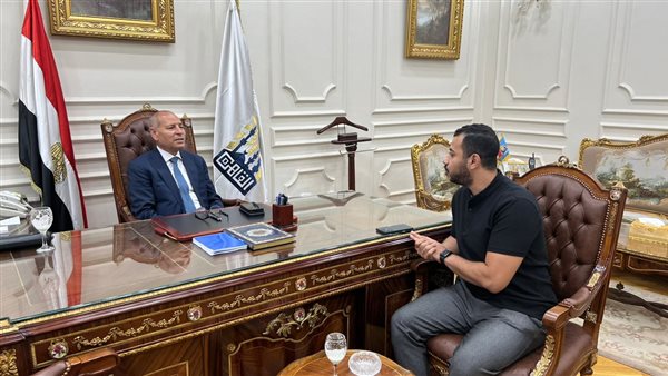 محافظ القاهرة مع