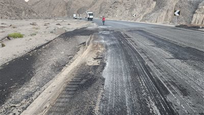 منعًا لتكرار الحوادث.. مركز سيطرة البحر الأحمر ينتهي من صيانة طرق بسفاجا ورأس غارب| صور