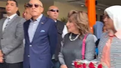 أجواء كرنفالية في الأقصر احتفالا بيوم السياحة العالمي.. والمحافظ يستقبل السائحين بالورود| بث مباشر 