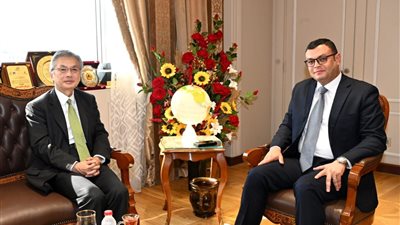 وزير الإسكان يبحث مع السفير الياباني بالقاهرة سبل تعزيز التعاون المشترك بين البلدين