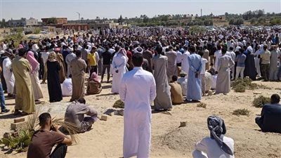 محدش هيسد مكانك.. الآلاف يشيعون جثمان الدكتور أشرف عميرة طبيب الغلابة بالإسماعيلية لمثواه الأخير