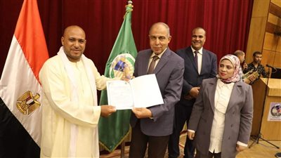 منها 71 عقد زراعة.. محافظ المنيا يسلم 105 عقود تقنين جديدة