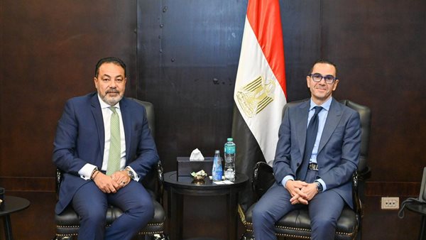 وزير الاستثمار مع