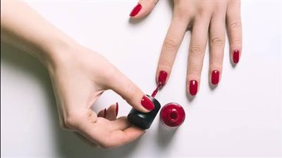 تعرف على مخاطر استنشاق طلاء الأظافر