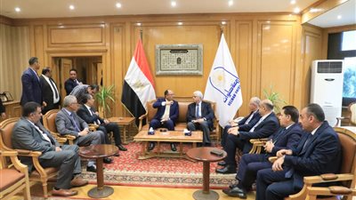 وزير التعليم العالي يجتمع بمجلس جامعة حلوان بعد الاطمئنان على انتظام الدراسة في يومها الأول