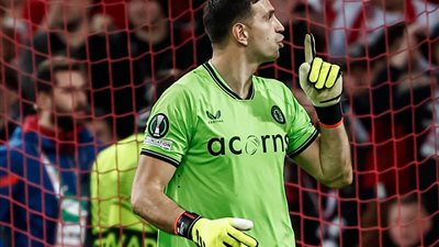 إيقاف إيمليانو مارتينيز حارس الأرجنتين بسبب الاعتداء على مصور