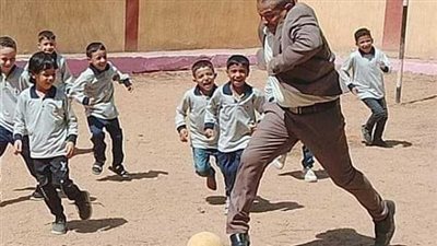 بيلعب كورة مع التلاميذ.. مدير مدرسة بالجيزة يتلقى إشادة وإعجاب مستخدمي السوشيال ميديا| صور