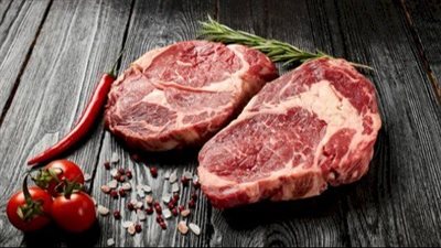 تفسير حلم اللحمة النيئة في المنام للرجل والعزباء والمتزوجة.. متى تكون غيبة ونميمة؟