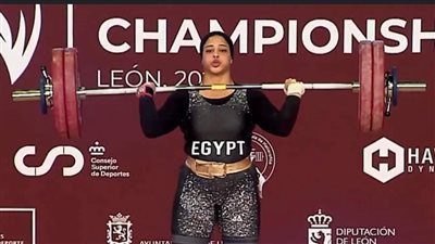 بعد حصولها على 3 ميداليات ذهبية.. محافظ الإسماعيلية يهنئ رحمة أحمد بطلة المشروع القومي لرفع الأثقال