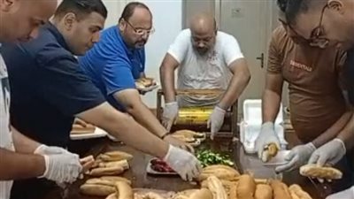 شباب دمياط يوزعون 600 ساندويتش على الطلبة الأيتام: بنخفف العبء عن أولياء الأمور | بث مباشر