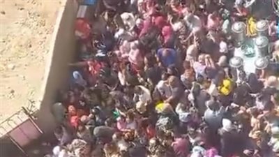 تكدس وزحام بين طلاب الفترتين الصباحية والمسائية بمدخل إحدى مدارس المرج.. واستغاثة أولياء الأمور