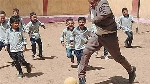 مدير مدرسة بالجيزة