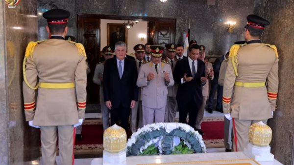 وزير الدفاع من ضريح