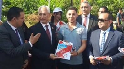 رئيس جامعة المنيا يستقبل طلاب العام الدراسي الجديد بالهدايا |بث مباشر 