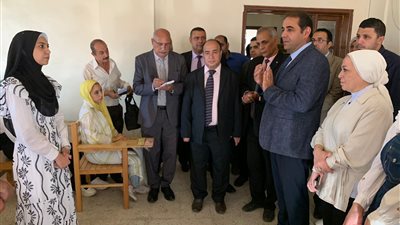 رئيس جامعة بورسعيد يشارك الطلاب فرحة أول يوم جامعي: كلموني عن الإيجابيات والسلبيات