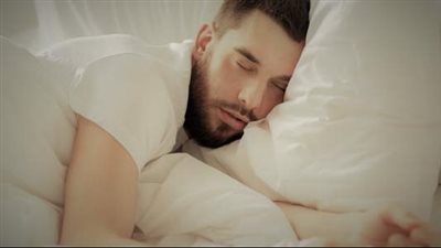 تفسير حلم حضن الميت وتقبيله.. 7 رسائل يأتي بها المتوفى إلى الرائي