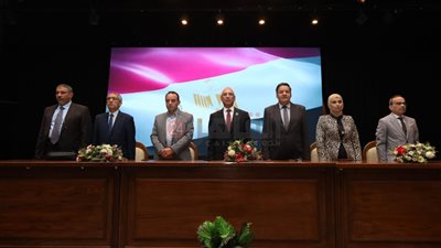 رئيس جامعة المنيا يعقد لقاءً تعريفيا بالطلاب الجُدد في أول أيام الدراسة |صور وفيديو 