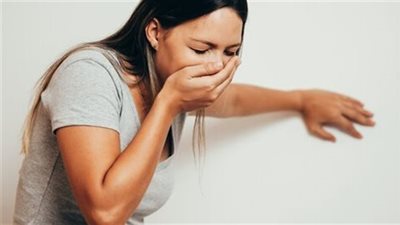 تفسير حلم الاستفراغ لشخص آخر.. دلالات القيء في المنام المحمودة والمذمومة