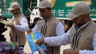 بيت الزكاة ينتهي من توزيع المستلزمات الدراسية على الطلاب الأيتام في 4 محافظات جديدة