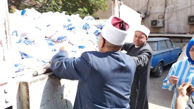 الأوقاف توزع 60 طنًا من السلع الغذائية للأولى بالرعاية في 13 محافظة