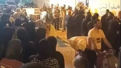 انهيار والدة صغير المحلة خلال تشييع جثمانه عقب سقوطه من شرفة منزله| بث مباشر