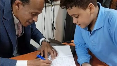 جبر خاطره بالنجوم.. مدير مدرسة بالأقصر يصحح كراسة تلميذ بنفسة بناء على طلبه