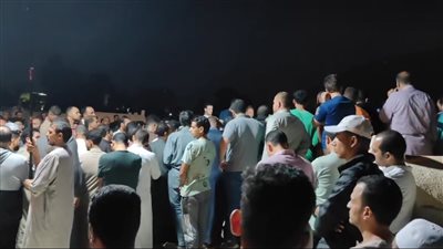أهالي حوش عيسى يشيعون جثامين طبيبًا وزوجته وابنتهما لقوا مصرعهم في حادث سير بصحراوي الإسكندرية