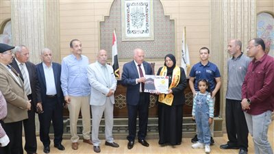 بعد وفاته قهرا من تعنيف مدير الإدارة له.. نقيب المعلمين يمنح أرملة معلم ديرمواس رحلة عمرة 