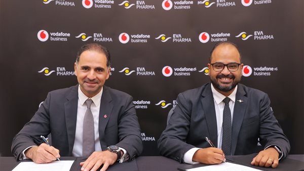 جانب من توقيع العقد