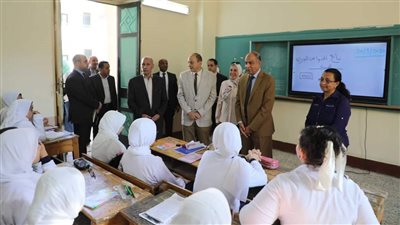 إزالة البائعين الجائلين.. محافظ المنيا يتفقد عددا من المدارس لمتابعة سير العملية التعليمية