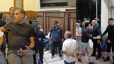 بيبو وأحمد بدير وسامح حسين يقدمون واجب العزاء في زوجة إسماعيل فرغلي