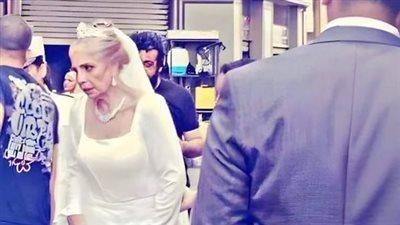 لهذا السبب.. سوسن بدر تظهر بفستان زفاف أبيض في شوارع طنطا | بث مباشر