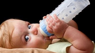 يسبب السمنة والحساسية الغذائية.. تعرف على أضرار تناول الرضع للحليب الصناعي