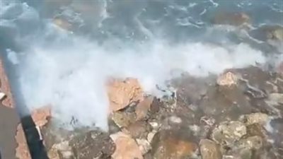 أمواج مرتفعة ورياح نشطة.. اضطراب حالة البحر في شواطئ مطروح وبورسعيد | بث مباشر