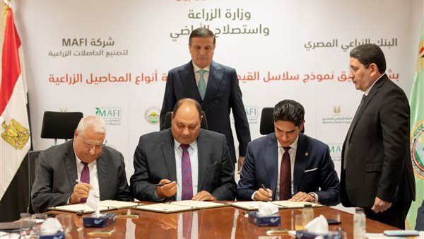 جانب من توقيع البروتوكول