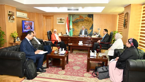 محافظ الفيوم يناقش