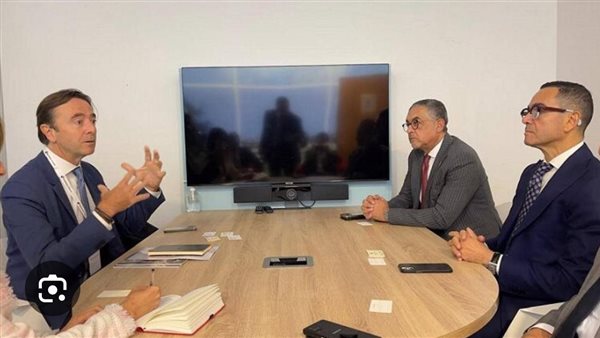 وزير الاستثمار مع