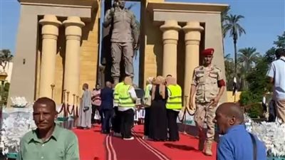 محافظ الأقصر يضع إكليل الزهور على قبر الجندي المجهول في احتفالات أكتوبر | بث مباشر