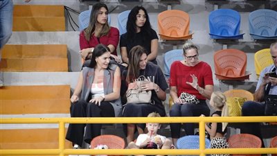 لاعبات طائرة الأهلي يؤازرن فريق اليد في نصف نهائي كأس العالم للأندية