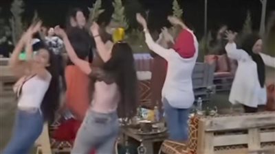 بالغناء والرقص.. اللبنانيون يتجاهلون العدوان الإسرائيلي بإقامة الحفلات وسط أماكن نزوحهم 