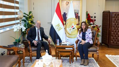 وزيرا العمل والتنمية المحلية يناقشان توفير الدعم لرعاية العمالة غير المنتظمة وعمال التراحيل بالمحافظات