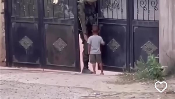 صغير فلسطيني مع جندي